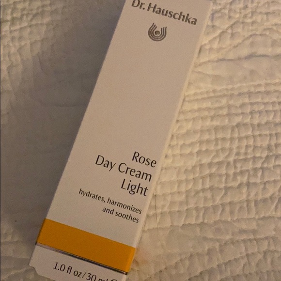 Dr Hauschka Rose Day Light cream - Picture 2 of 2